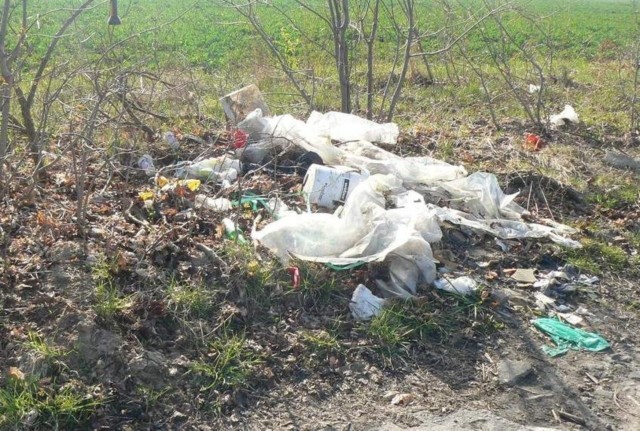 Śmieci przy drodze do Strzelinka. Od kilku tygodni internauci przysyłają nam zdjęcia zaśmieconych miejsc w regionie na alarm@gp24.pl.