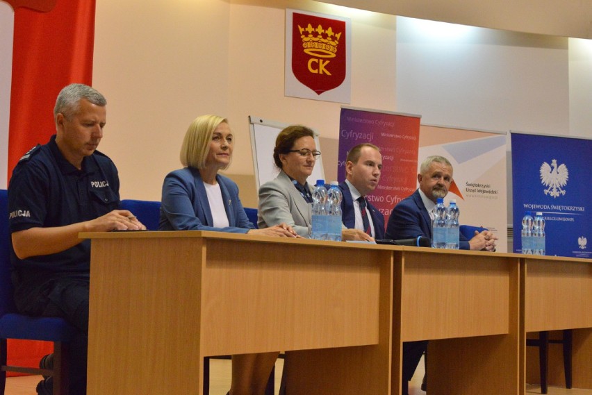 Spotkanie w Urzędzie Wojewódzkim w Kielcach. Rozmawiali o zagrożeniach w Internecie [WIDEO, zdjęcia]