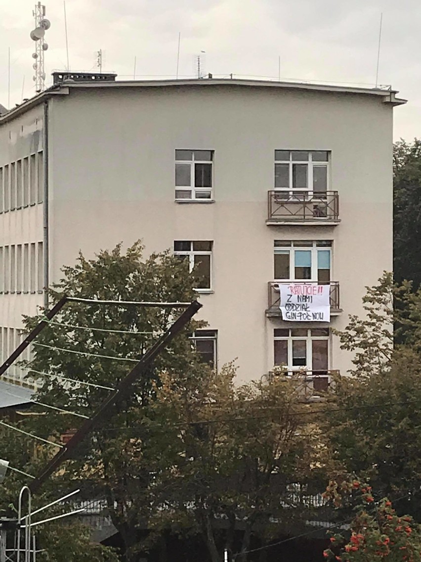 Banery z apelem o pomoc na budynku szpitala w Opocznie. Oddział położniczy wciąż bez kontraktu [ZDJĘCIA]