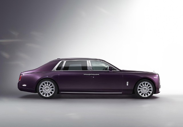 Rolls-Royce Phantom. Nowa odsłona luksusuW świecie luksusowych samochodów czas płynie wolniej. Doskonałym przykładem jest Rolls-Royce Phantom, który był produkowany od 2003 r. W końcu jednak przyszedł czas na zmiany.fot. Rolls-Royce