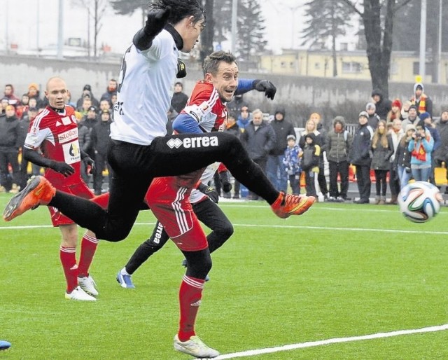 Jagiellonia rozpoczęła sparingi od porażki z Wigrami Suwałki 0:1. Od tego meczu podopieczni trenera Michała Probierza wygrali trzy razy, remisując raz. Wczoraj pokonali Chrobrego Głogów 3:1.