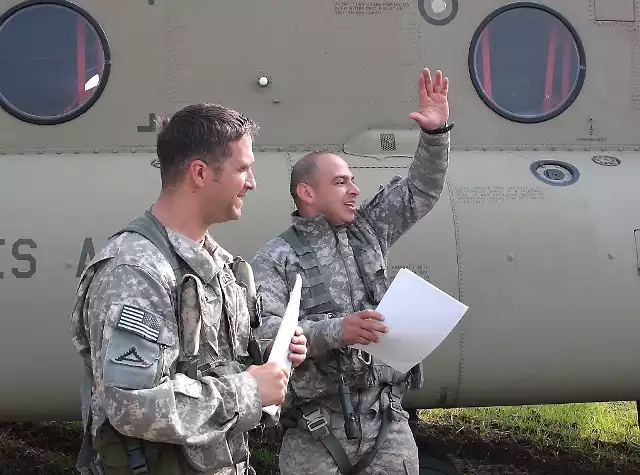Amerykańscy żołnierze serdecznie pozdrawiali mieszkańców, którzy przybiegli ich powitać.