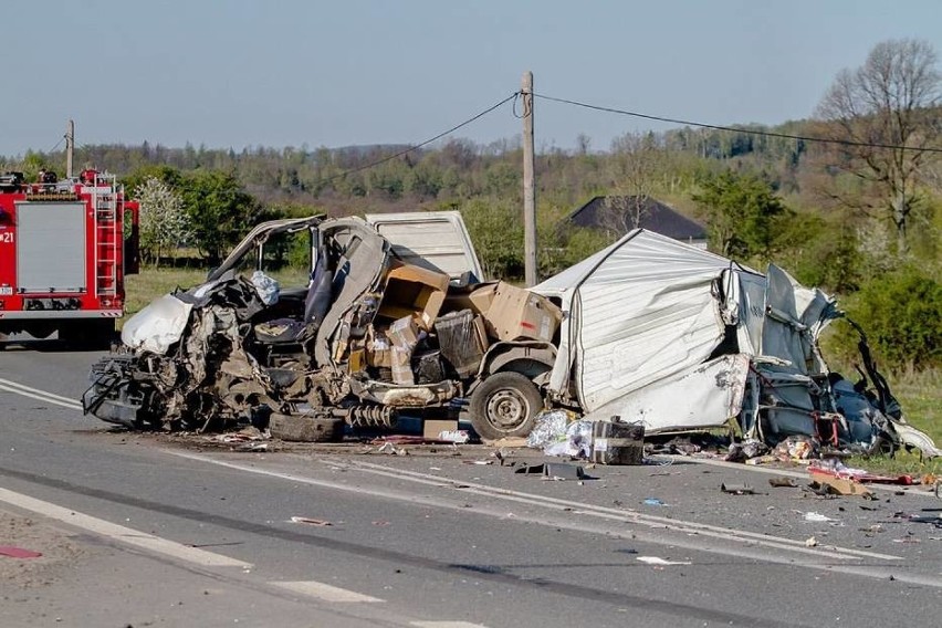 Koszmarny wypadek auta dostawczego firmy kurierskiej pod...