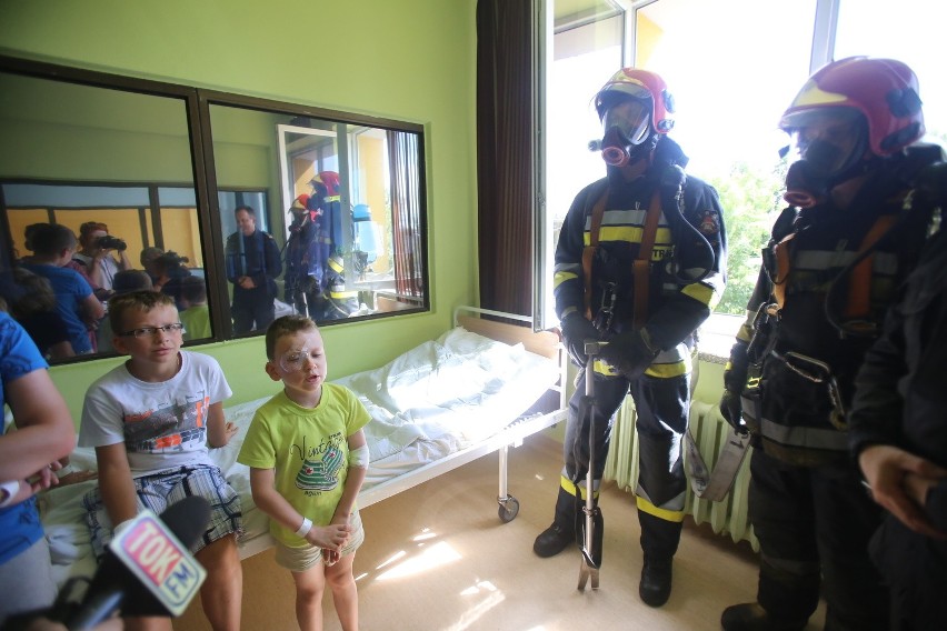 Strażacy z Katowic z wizytą u małych pacjentów Centrum Okulistyki i Onkologii [ZDJĘCIA + WIDEO]