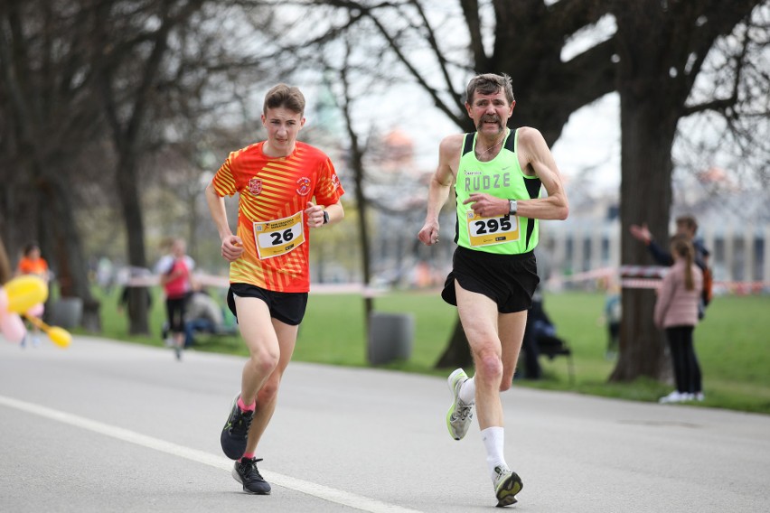 15. Mini Cracovia Maraton im. Piotra Gładkiego. Uczcili pamięć jedynego polskiego triumfatora krakowskiego maratonu [ZDJĘCIA]