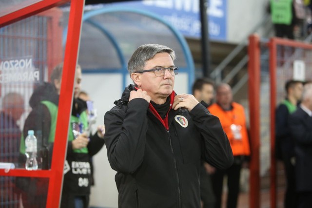 Trener Waldemar Fornalik stracił pracę po porażce z Radomiakiem.