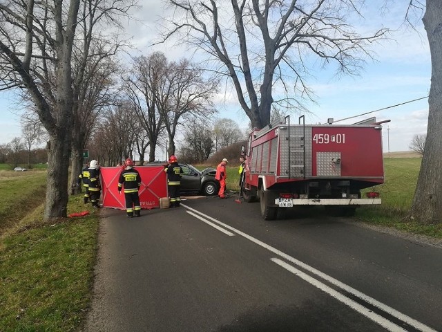 Do śmiertelnego wypadku doszło w niedzielę, 24 marca, na drodze koło miejscowości Brody (pow. żarski). W wypadku zginęła kobieta. Kierowca i pasażerka zostali ranni.Dacia prowadzona przez 67-letniego Niemca jechała w kierunku Brodów. Tuż przed miejscowością samochód wypadł z drogi i na poboczu roztrzaskał się o drzewo.Na miejsce przyjechały służby ratunkowe. Dojechała m.in. jednostka OSP Brody. Strażacy zabezpieczyli miejsce zdarzenia. Zajęli się poszkodowanymi.– W wypadku zginęła pasażerka dacii – mówi kom. Aneta Berestecka, rzeczniczka żarskiej policji. Kierowca dacii i druga pasażerka zostali przewiezieni do szpitala w Żarach.Na miejscu tragedii pracują policjanci i prokurator.Wypadek na niebezpiecznym skrzyżowaniu. Cztery osoby trafiły do szpitala