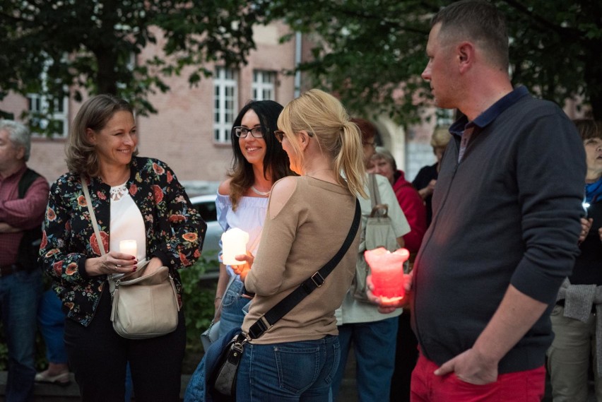 Łańcuch Światła w Opolu. Ponad 500 osób protestowało w Opolu...