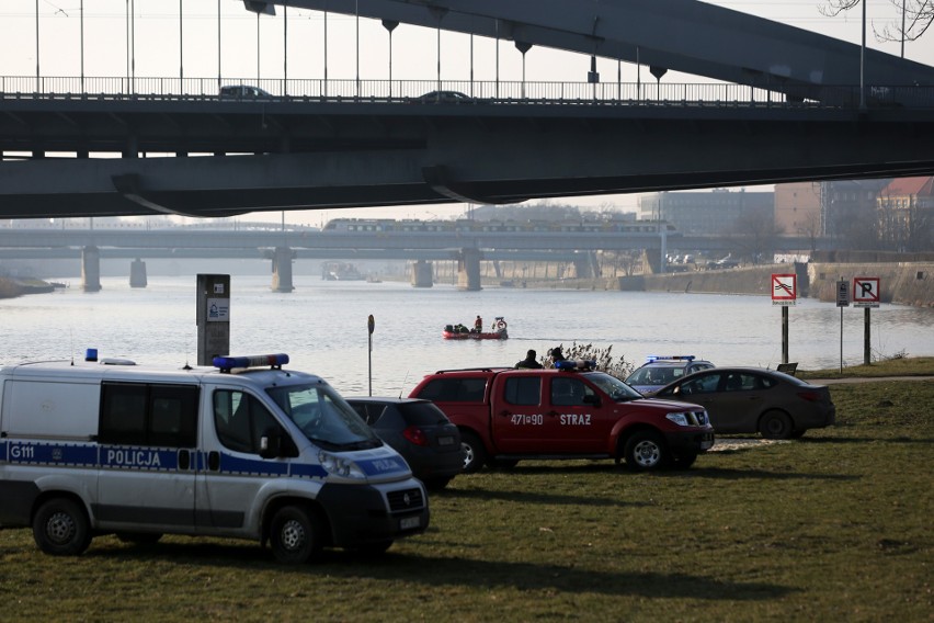 Kraków. Poszukiwania zaginionego Piotra Kijanki nad Wisłą