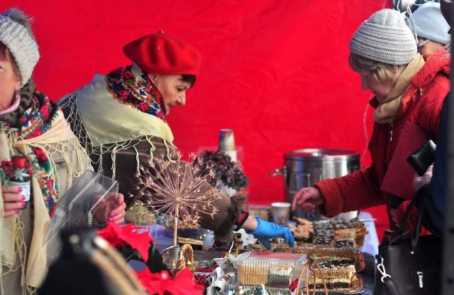Święta i ich magie można było poczuć w sobotę, 17 grudnia na rynku w Ćmielowie. Odbył się tam Kiermasz Świąteczny, który cieszył się dużym powodzeniem wśród mieszkańców.