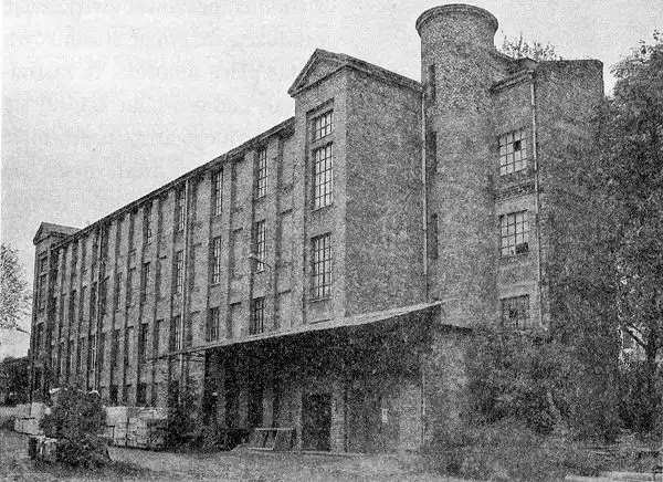 Tak wyglądały kiedyś budynki fabryki Janowskiego. Obecnie w jednej z dawnych hal produkcyjnych mieszczą się przestronne mieszkania.