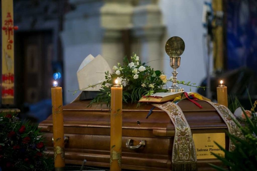 Pogrzeb biskupa Tadeusza Pieronka. Tłumy zgromadziły się w kościele Piotra i Pawła [ZDJĘCIA]