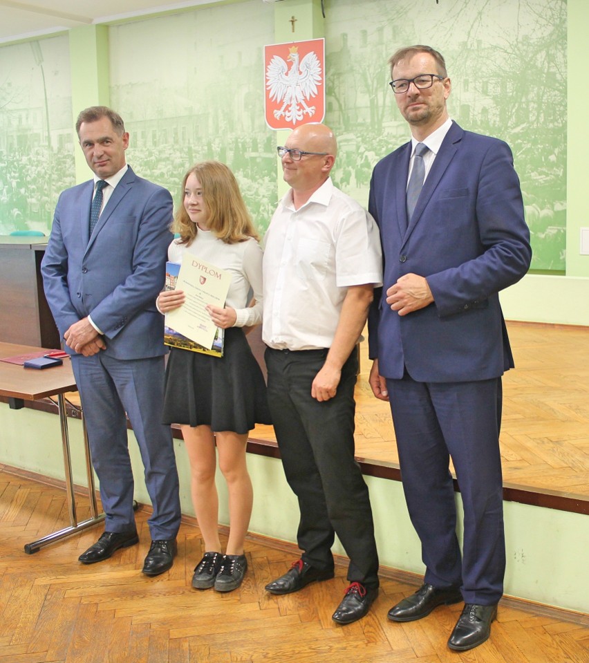 Miechów. Najlepsi uczniowie gminnych szkół dostali nagrody