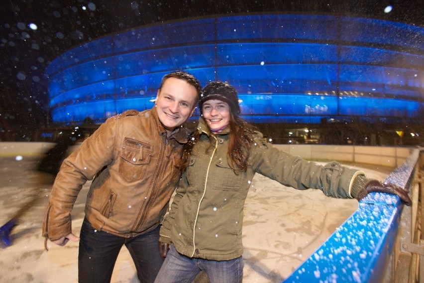 Huragan im niestraszny. Wrocławianie ślizgali się na lodowisku przy stadionie (ZDJĘCIA)