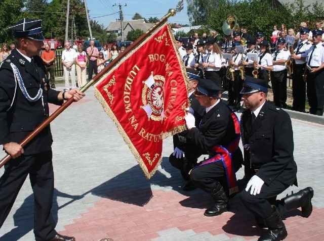 Uroczyste przekazanie sztandaru.