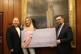 Magdalena i Dariusz Malaczyńscy z firmy Indigo Nails przekazali czek na 58 tys. zł dla szpitala Matki Polki