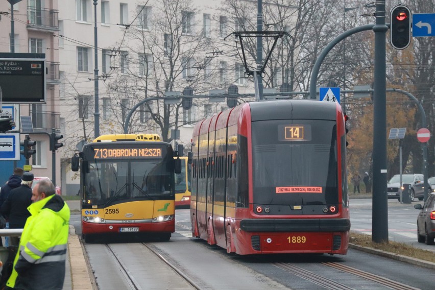 Tramwaje i autobusy na skrzyżowaniu Marszałków mijają się...