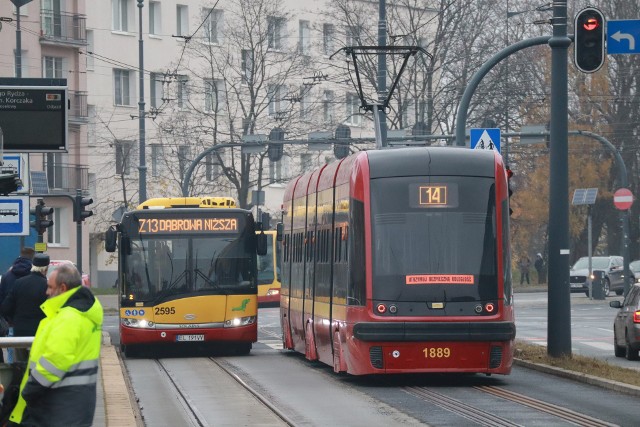 Tramwaje i autobusy na skrzyżowaniu Marszałków mijają się dosłownie "o włos"... W pojazdach kursujących na linii 14 trzeba było poskładać lewe lusterka!