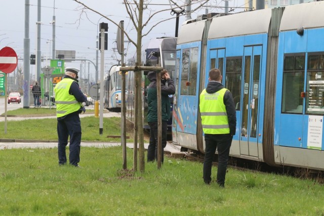 W kierunku ul. Kamiennej jeździ ze skrzyżowania Armii Krajowej/Bardzka 5 linii tramwajowych. Miasto wyłączyło dla nich priorytet.