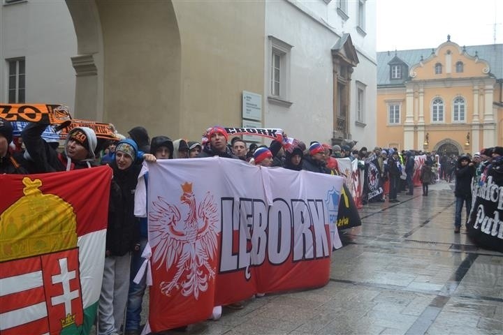 Częstochowa: Piłkarscy kibice opanowali jasnogórski szczyt. To już ich siódma pielgrzymka [ZDJĘCIA]