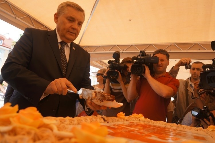 Rynek Kościuszki. Tort na Święto Wolności