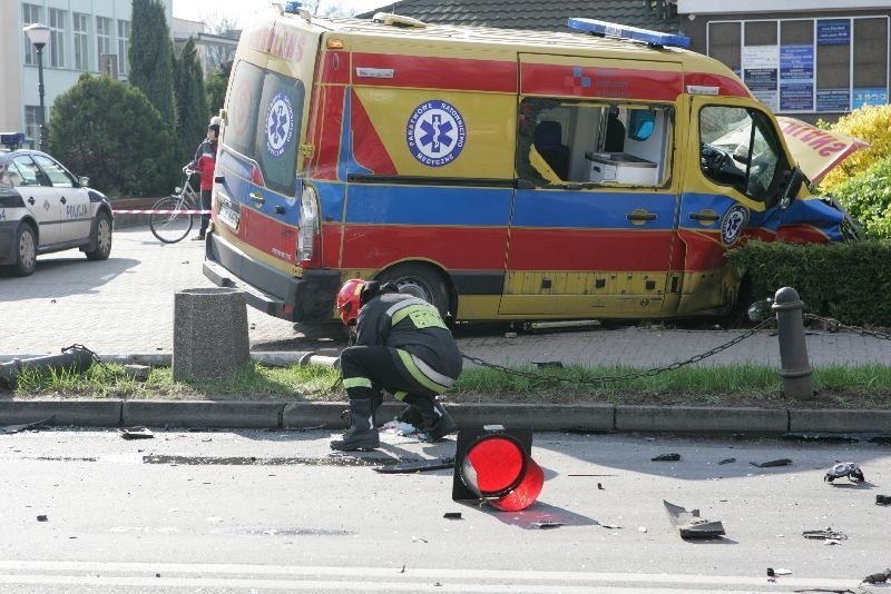 Karetka wyleciała ze skrzyżowania, ścięła słup sygnalizacji...