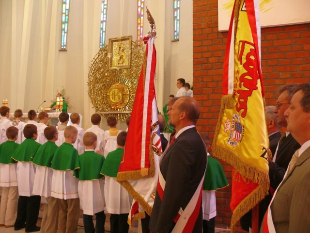 Msza święta dziękczynna z udziałem pocztów sztandarowych.