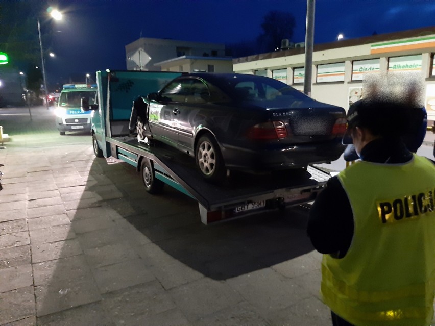 Rozpędzone auto skosiło barierki i wjechało na chodnik