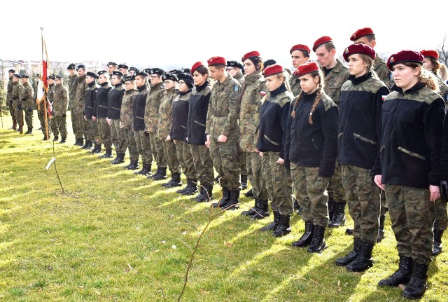 Klasy mundurowe staszowskiego liceum, podczas żywej lekcji historii.