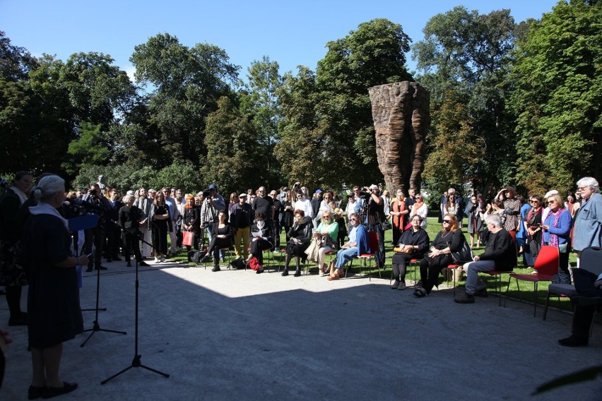 Obchody jubileuszu rozpoczęły się otwarciem wystawy rzeźby...