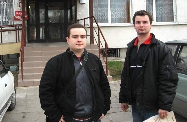 - Nasze akademiki są zagrożone - twierdzą radomscy studenci Maciej Jakiełek (z lewej) i Mariusz Czerwiński.