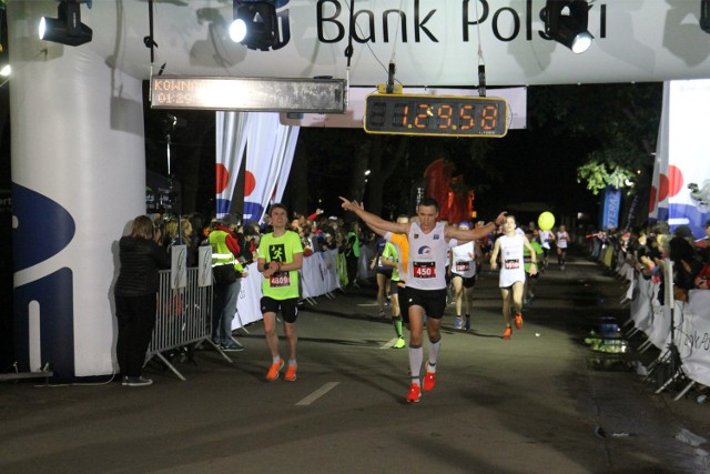Poprzednie edycje PKO Nocnego Wrocław Półmaratonu cieszyły się sporym zainteresowaniem. W tym roku ma paść rekord. Pobiegnie 10 tysięcy osób