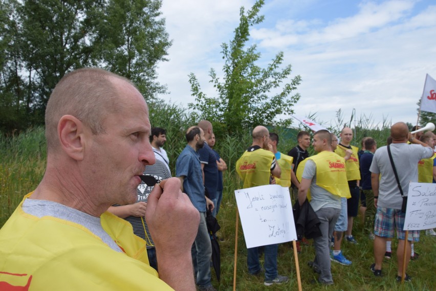 Pikieta pracowników Raben Logistics. Walczą o wyższe płace