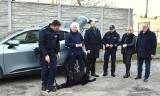 Nowy nieoznakowany radiowóz w Komendzie Powiatowej Policji w Kluczborku. Do zakupu dorzuciły się samorządy