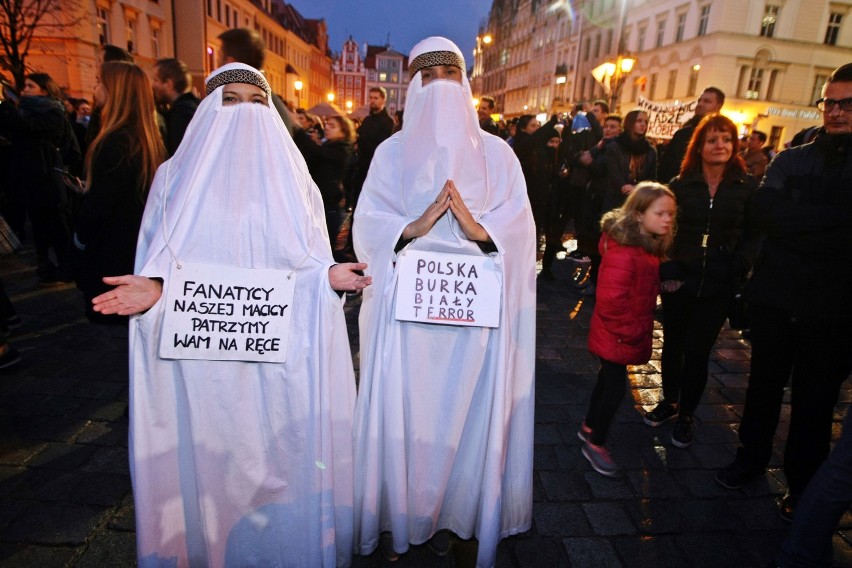 Czarny protest we Wrocławiu. Nawet 20 tysięcy kobiet manifestowało na Rynku