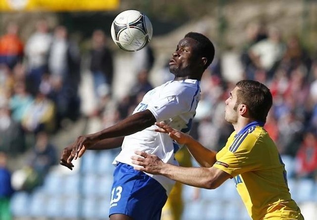 Charles Nwaogu (z lewej) zdobył bramkę dla Floty na wagę punktu.