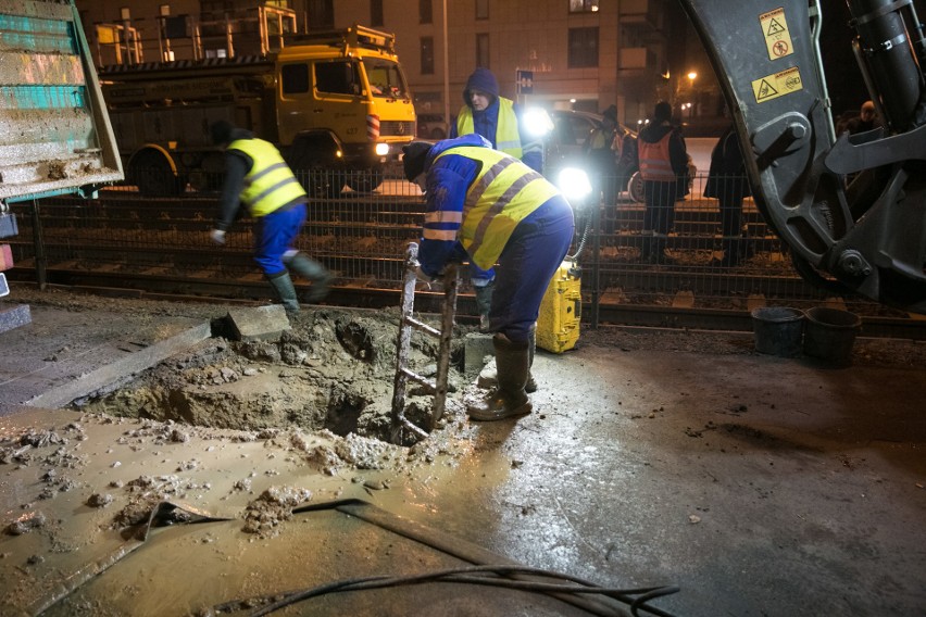 Podmyte torowisko, ruch tramwajowy wstrzymany do rana [ZDJĘCIA, WIDEO]