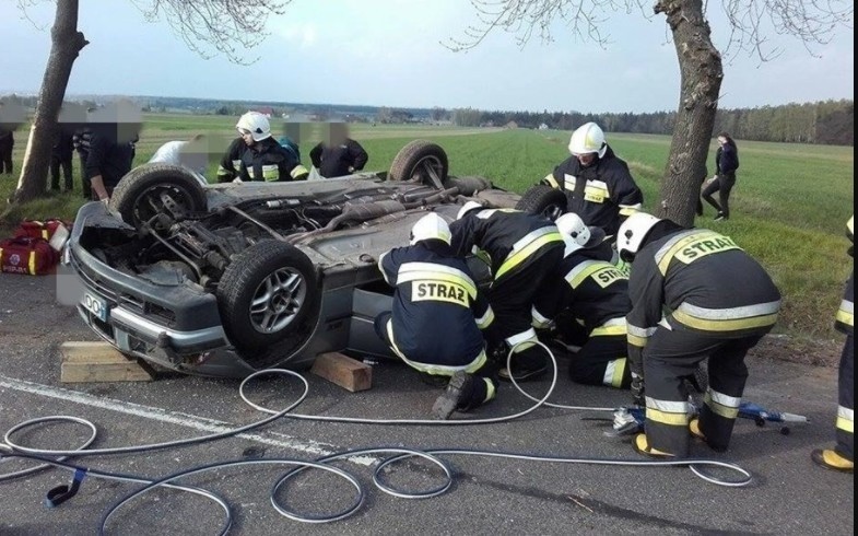 Groźny wypadek w miejscowości Przystajń. Samochód dachował....