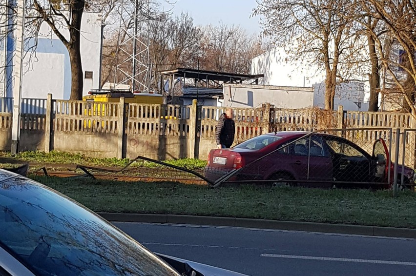 Samochód zablokował torowisko na Krakowskiej              