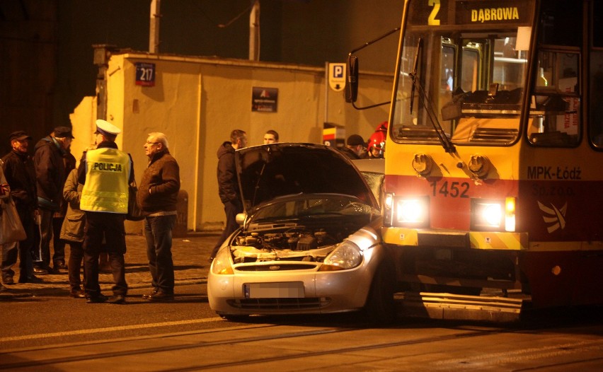 Wypadek na Piotrkowskiej. Zasłabła i zderzyła się z tramwajem [ZDJĘCIA]