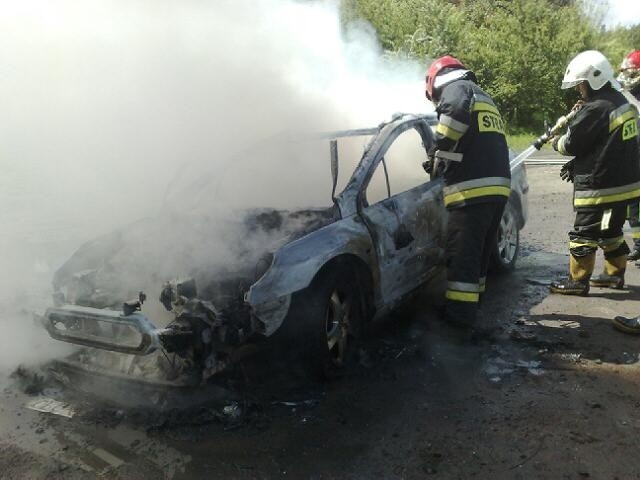 Peugeot 407 spłonął doszczętnie.