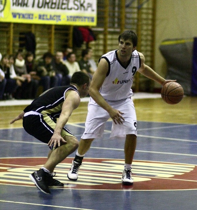 Adam Bet (z piłką) zawodnik Tura Bielsk Podlaski