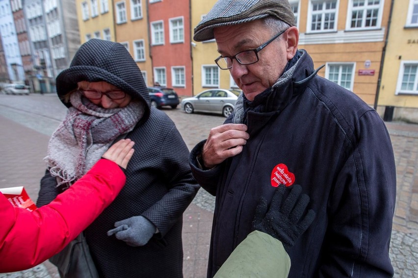 Kolejną stacjonarną puszkę WOŚP umieszczono przy wejściu do...