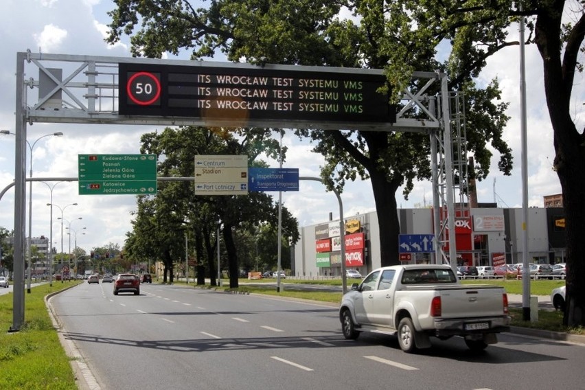 Wrocław: Testują tablice od ITS-u. Kierowcy skorzystają z nich po wakacjach (FOTO)