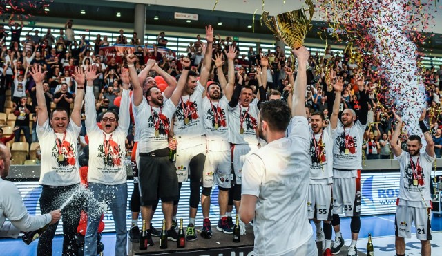 Enea Astoria od poniedziałku szykuje się do Energa Basket Ligi. Klub zapewne będzie chciał zostawić kilku zawodników, ale wzmocnienia są niezbędne, bo obie ligi dzieli przepaść. Wyszukaliśmy kilkunastu graczy, którzy wyróżnili się w trakcie ostatniego sezonu EBL i mogą być w zasięgu beniaminka. Wśród nich m.in. Michał Chyliński.Sprawdźcie! >>>