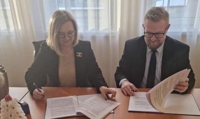 Umowę na realizację inwestycji podpisali: Małgorzata Pluta, współwłaścicielka firmy ARCHIBUD oraz burmistrz Wyśmierzyc Wojciech Sępioł.