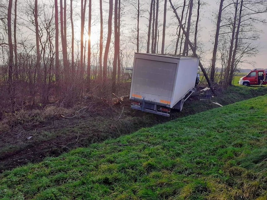 Wypadek w Starym Rogowie (pow. ostrowski). Ciężarówka wypadła z drogi, kierowca trafił do szpitala. 19.11.2020. Zdjęcia