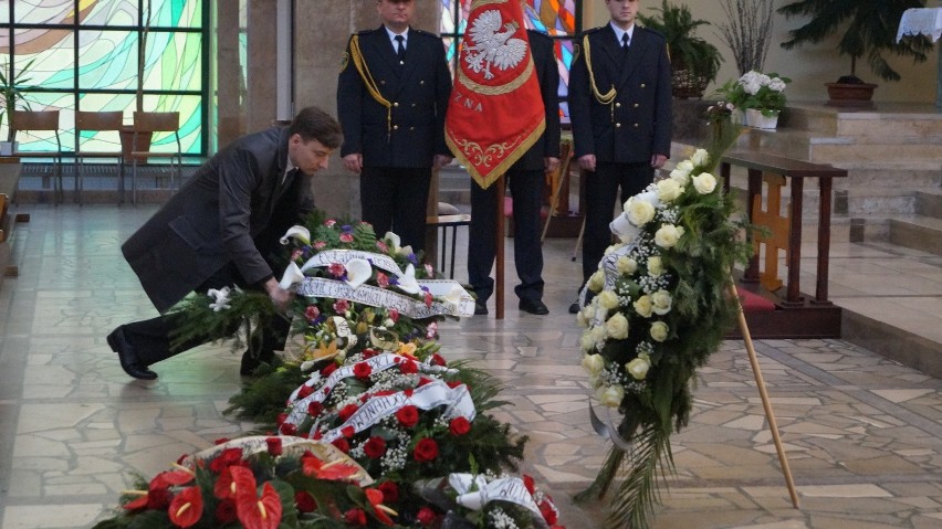 Cisza we łzach. Pogrzeb Norberta Małolepszego, radnego PiS z...