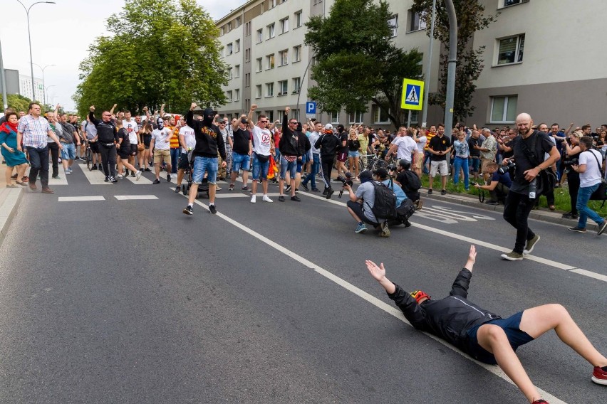 Białystok. Policja poszukuje osób, blokujących przejście podczas Marszu Równości [ZDJĘCIA]