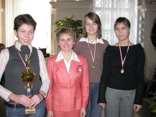 - Strzelectwo to sport także dla kobiet - przekonuje Renata Mauer-Różańska (druga z lewej). Najlepsze zawodniczki "Carolinum&#8221; potwierdzają to. Od lewej: Kamila Iżycka, Marlena Kwiatkowska, Marta Małkowska.